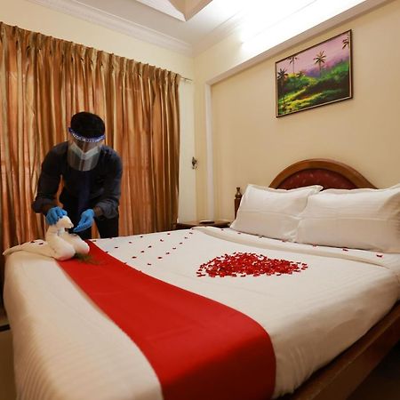 Hotel Teekay International 트리반드룸 외부 사진