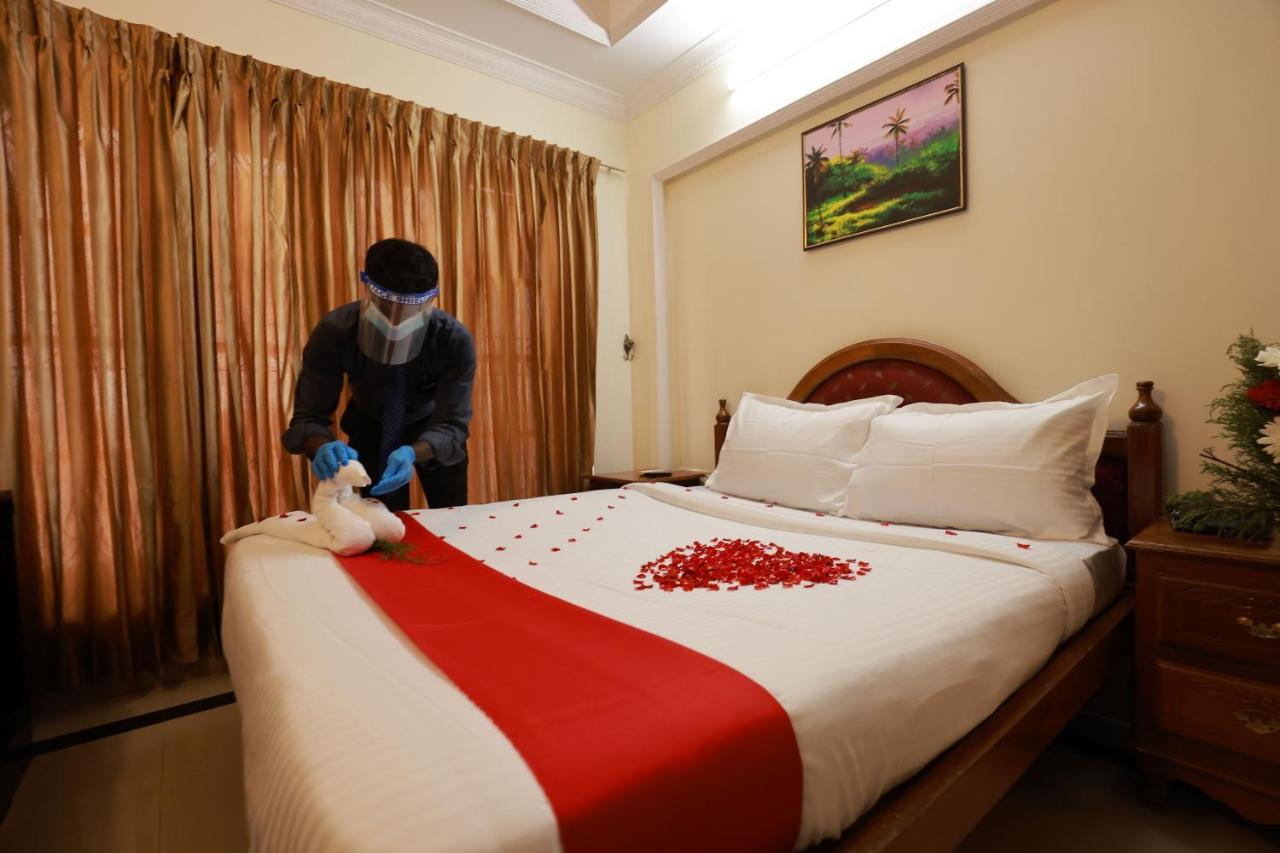 Hotel Teekay International 트리반드룸 외부 사진