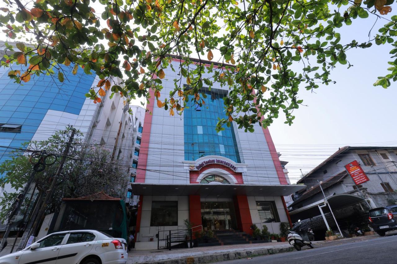Hotel Teekay International 트리반드룸 외부 사진